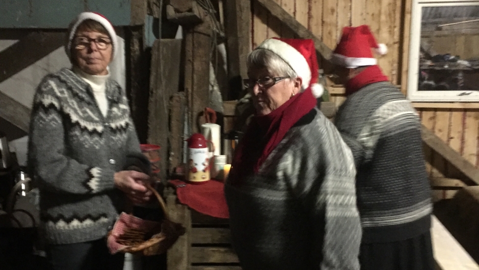 Nokre av medlemmene i Fitjar Bygdekvinnelag serverte julegløgg og pepperkaker.