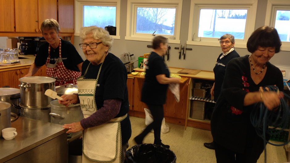 Eva Marie, Ragnhild, Solveig, Liv og Aase er i sving på kjøkkenet
