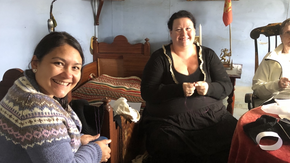 ElseMari Beth Grimen og Synne Ødegård Aarbø, satt og strikka i regi av Husflid laget i Fitjar