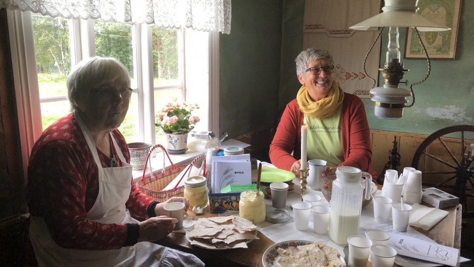 Annlaug Rrimbereid hadde kinna smør og LilliAnn Drønen hadde laga Sviske og byggryns desert