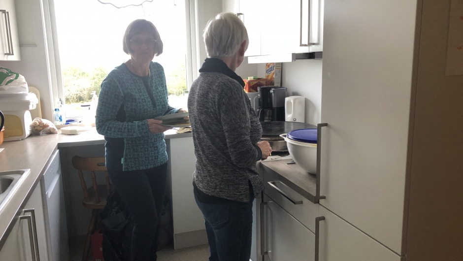 Kjellfrid Brenskau og Berit Sæbø serverte kaker og kaffi