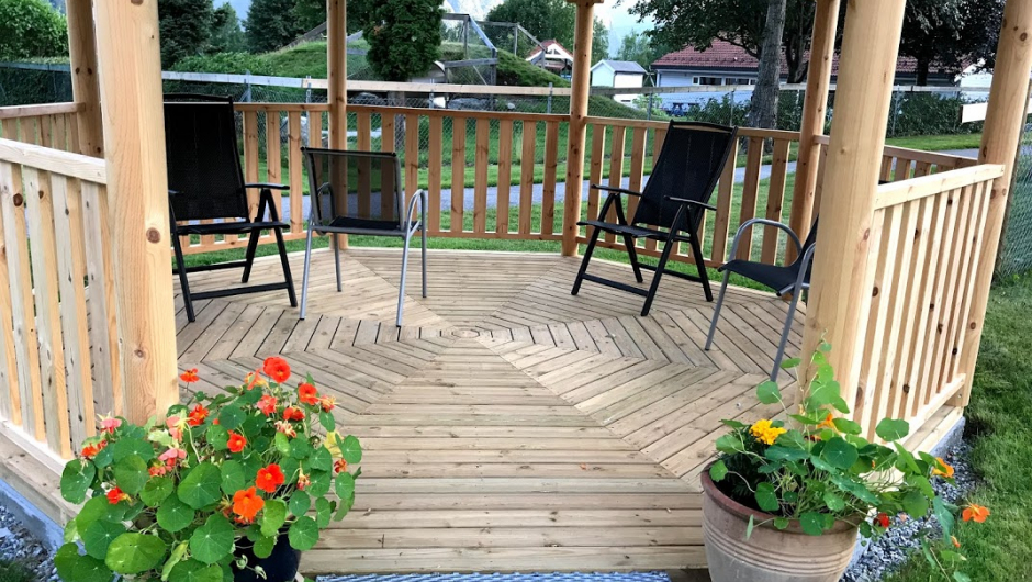 Litt blomster måtte vere med, vi flytta litt frå hagen. Litt blomster måtte vere med, vi flytta litt frå hagen.