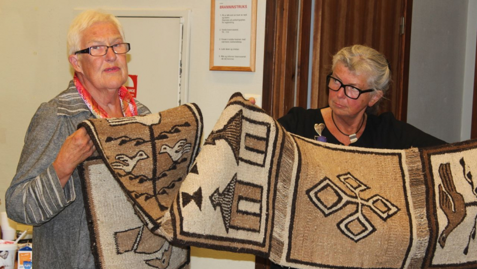 Ingebjørg Vaagen holdt foredrag om kvinnehåndverk, her med hjelp fra Nora Sogn Wiik