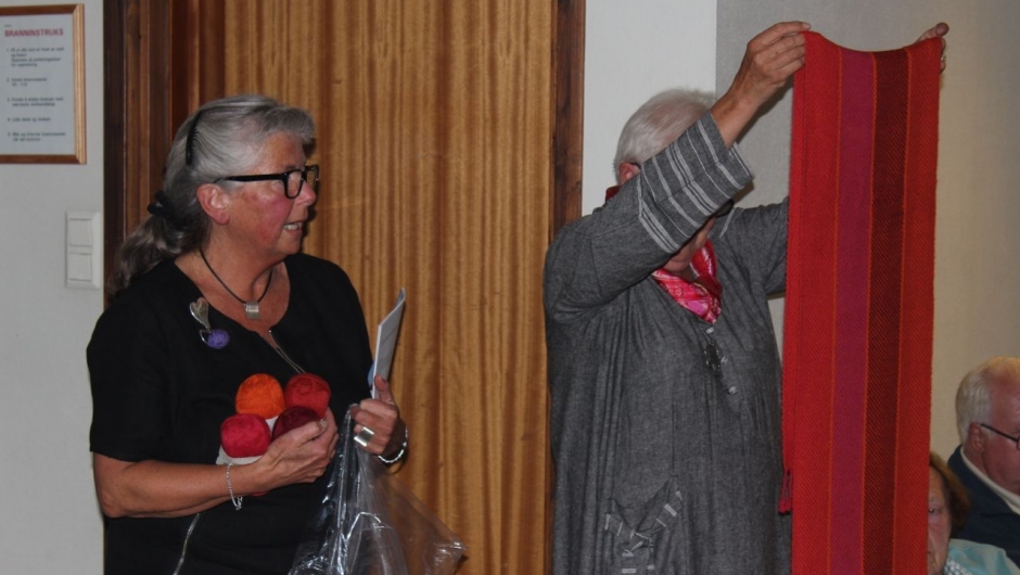 Og her hjelper Ingebjørg Nora med å vise skjerf fra boka "Kjærtegn til halsen"