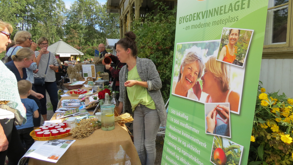 Og på andre enden av bygdekvinnenes stand kunne man smake urbrus (vannkefir) og få med seg oppskrift og vannkefirkorn gratis hjem