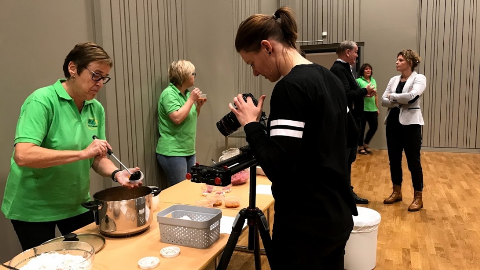 Wenche i full konsentrasjon om den gode suppa! Wenche i full konsentrasjon om den gode suppa!