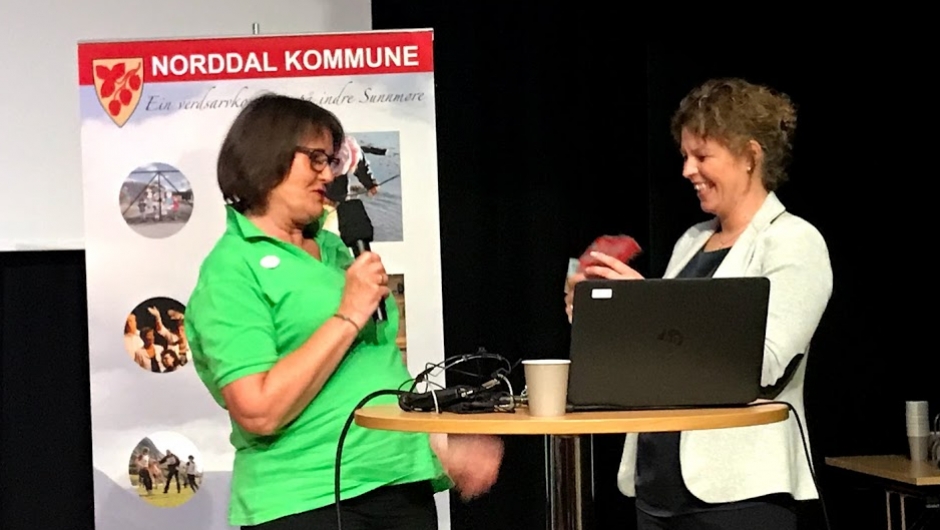 Anita Dyb Linge fekk gode strikkavottar som takk for innsatsen. Anita Dyb Linge fekk gode strikkavottar som takk for innsatsen.