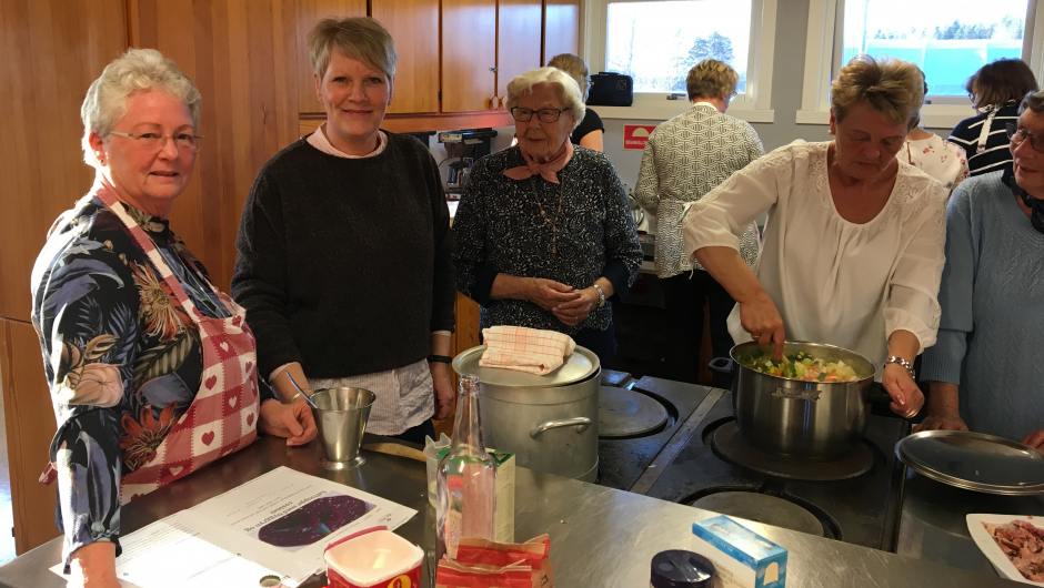 Suppa må koke. May Lisbeth, Peggy, Ragnhild, Anne og Liv.