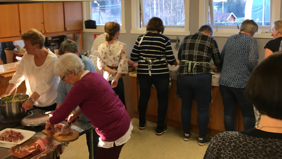Her kjevles det flatbrød av bygg. Fint at det er lange kjøkkenbenker på Fossnes. Her kjevles det flatbrød av bygg. Fint at det er lange kjøkkenbenker på Fossnes.