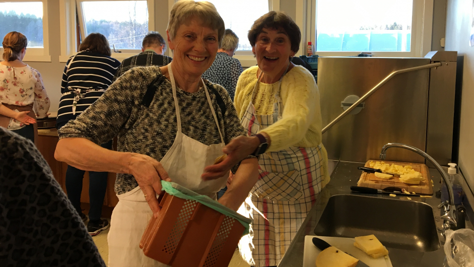 Eva og Inger Margrethe skjærer opp grønnsaker