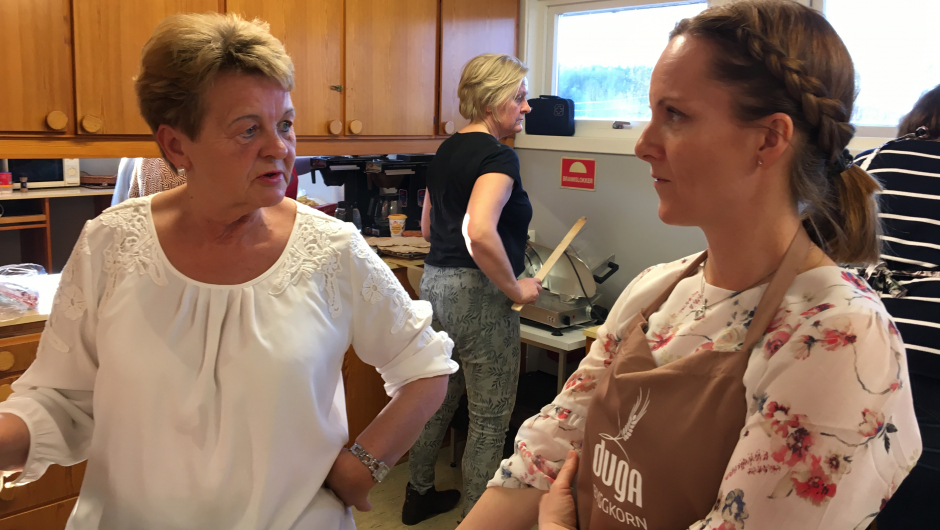 Anne P. og Anne Marthe diskuterer