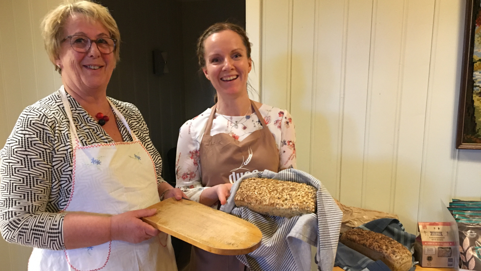 Anne I. og Anne Marthe med brødene som Anne Marthe har bakt og inneholder 30 prosent kokte bygg-gryn Anne I. og Anne Marthe med brødene som Anne Marthe har bakt og inneholder 30 prosent kokte bygg-gryn