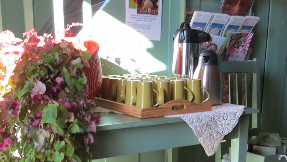 Ja-kopper og andre krus ble fylt med varm kaffe. Foto: Marianne Løchen