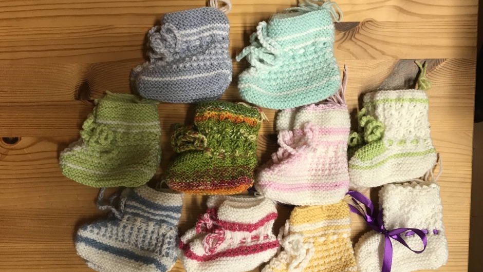 Eva Hanssen hadde strikka flotte labbar som nyføddgåve frå Vbk. Eva Hanssen hadde strikka flotte labbar som nyføddgåve frå Vbk.