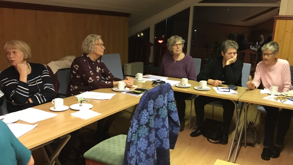 God diskusjon og prat rundt borda. God diskusjon og prat rundt borda.