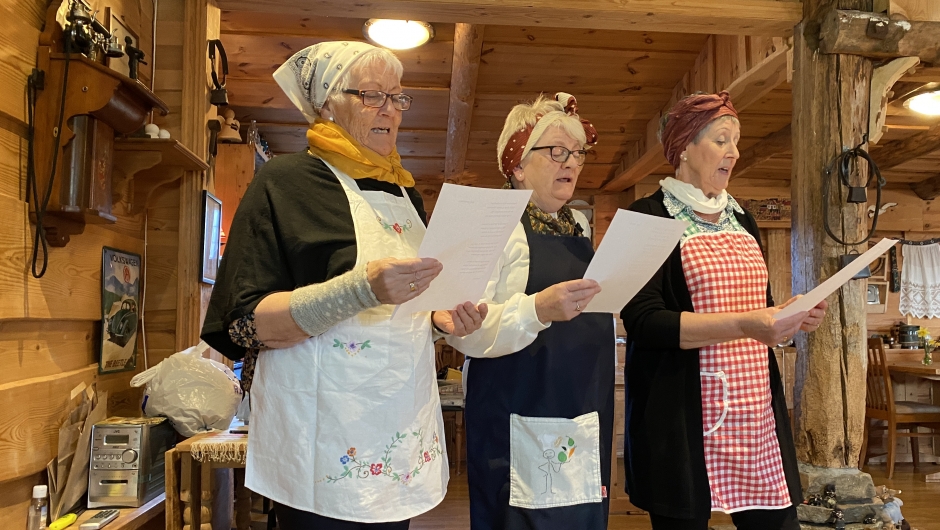 Elin Korneliussen, Sølvi Nyseter og Ingrid Træet song sjølv dikta song.