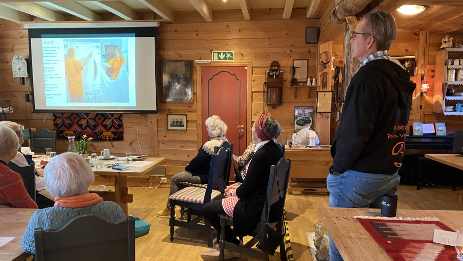 Frode Helland fortalte oss om Polden verkstad. Frode Helland fortalte oss om Polden verkstad.