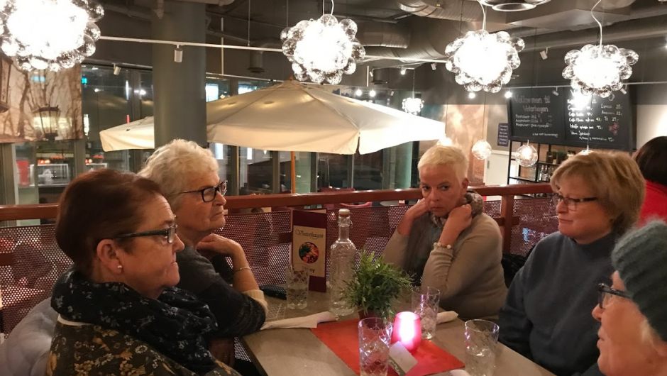 Ventar på mat i Vinterhagen. Ventar på mat i Vinterhagen.