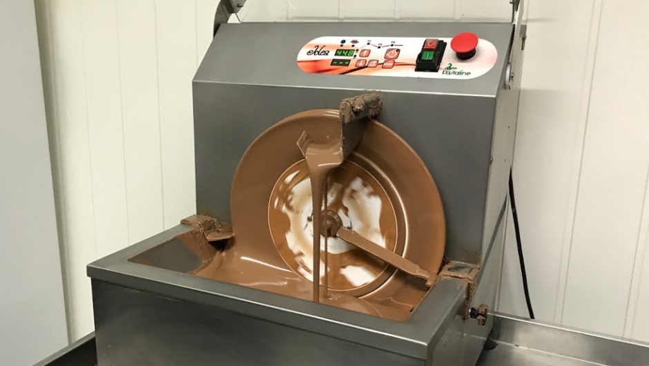 Sjokoladen blir rørt rundt og har rett temperatur. Sjokoladen blir rørt rundt og har rett temperatur.