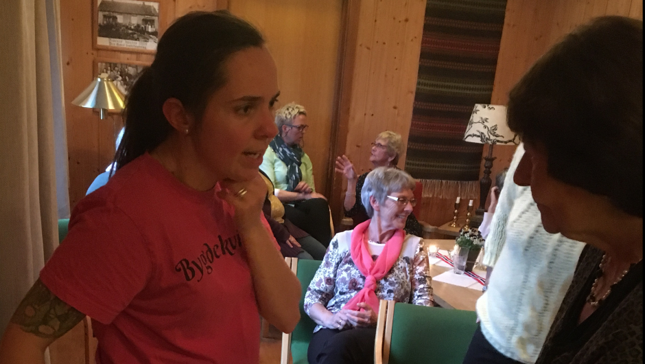 Tina i diskusjon med Aase