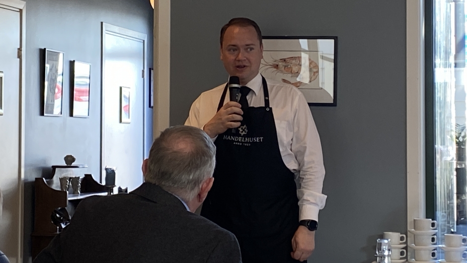 Innehaver av Mandelhuset.