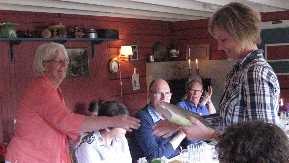 Turid Aspehjell overrekte Seterboka til Aud Lindis frå kommunen. Turid Aspehjell overrekte Seterboka til Aud Lindis frå kommunen.