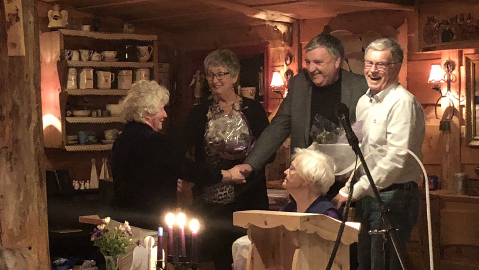 Karin Korsvik delte ut blomer.