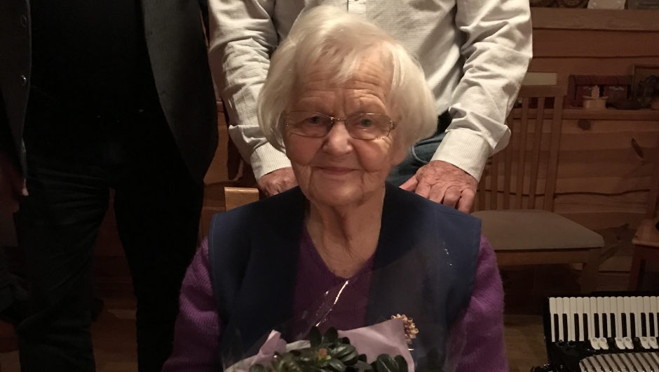 Gudrun Tufteland fekk blomehelsing, ho fylte 98 år. Bildet er tatt av Ingrid Kristine Træet. Gudrun Tufteland fekk blomehelsing, ho fylte 98 år. Bildet er tatt av Ingrid Kristine Træet.