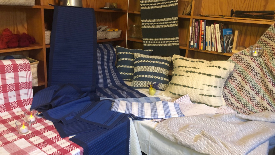 En fin vevutstilling var laget i vevstuas lokaler En fin vevutstilling var laget i vevstuas lokaler