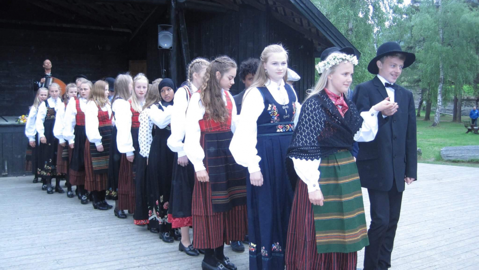 Etter middagen var det dans, som seg hør og bør! Etter middagen var det dans, som seg hør og bør!