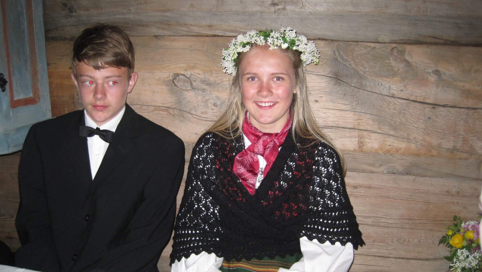 Brudeparet til bords. Brudeparet til bords.