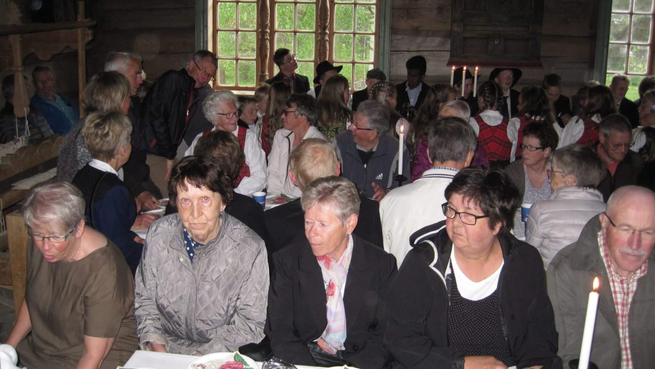 Stappfullt i Glømsdalsstugu. Elevane i 8.klasse, saman med besteforeldre.Neregare 85 personar! Stappfullt i Glømsdalsstugu. Elevane i 8.klasse, saman med besteforeldre.Neregare 85 personar!