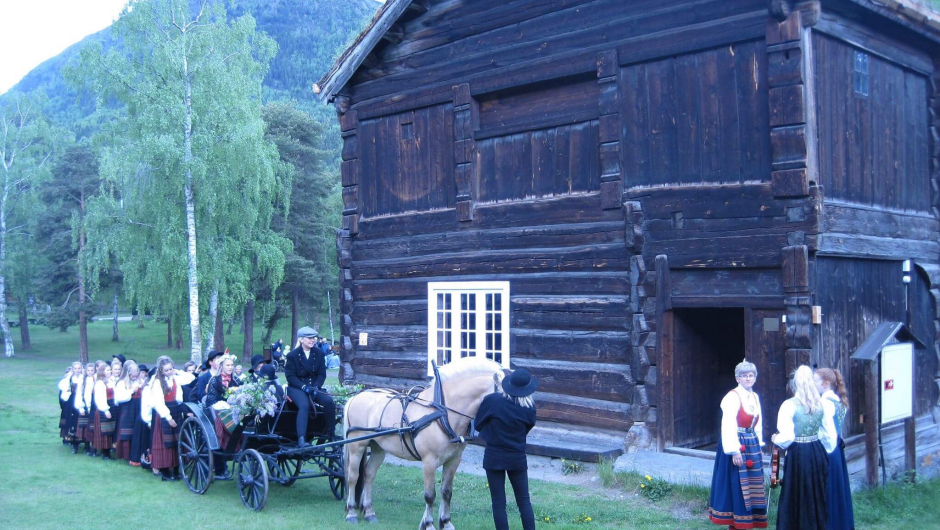 I Glømsdalsstugu i Presthaugen, Lom bygdamuseum var det matservering I Glømsdalsstugu i Presthaugen, Lom bygdamuseum var det matservering