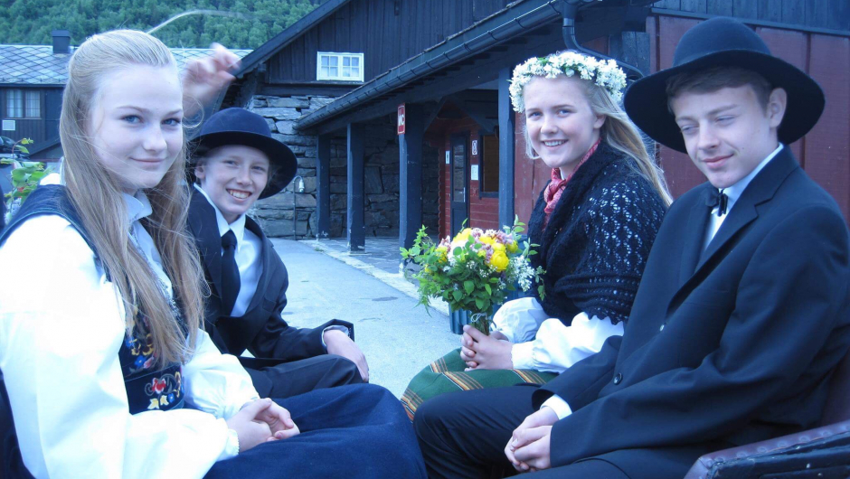 Brudeparet Dina Moen og Simen Ytre, og forloverane Grethe Bakken og Erling Kjøk 