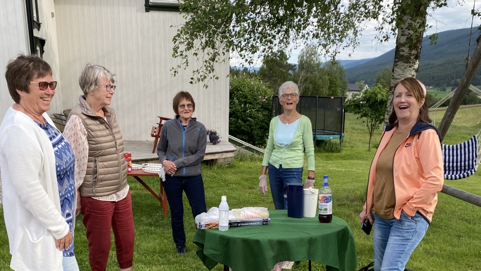 Bygdekvinnene klare til å servere Bygdekvinnene klare til å servere