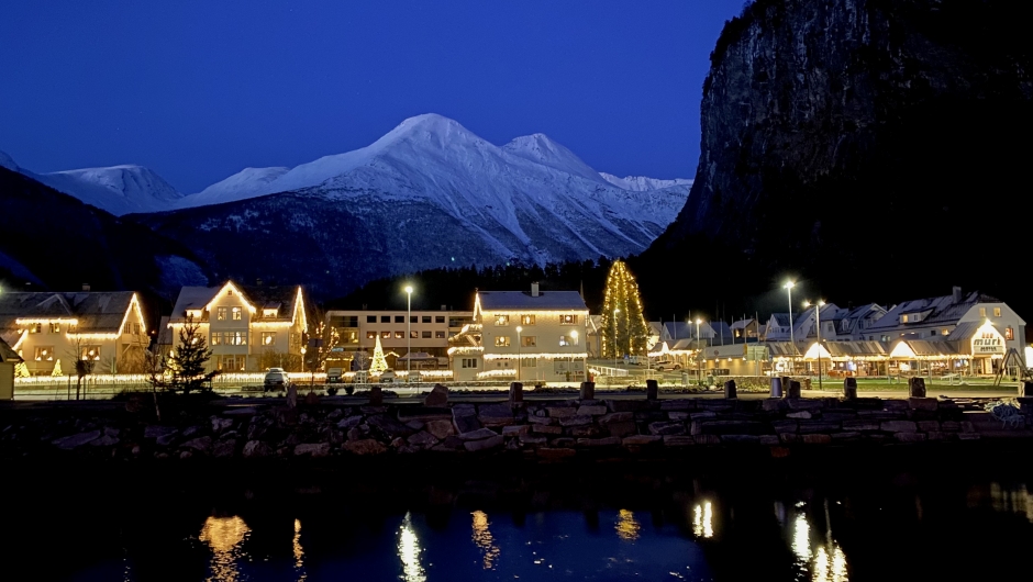 Blåtimen. Bilde frå Skomakergata og Valldal.