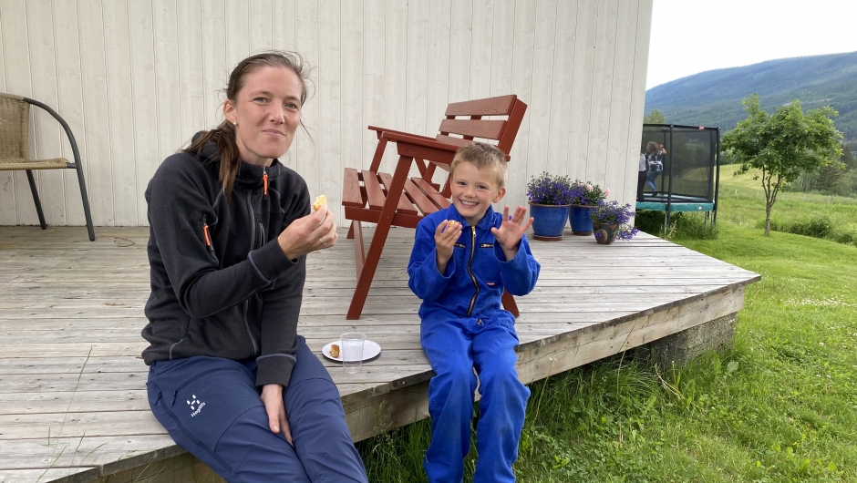 Mor og sønn koser seg med honningsmaksprøvene Mor og sønn koser seg med honningsmaksprøvene