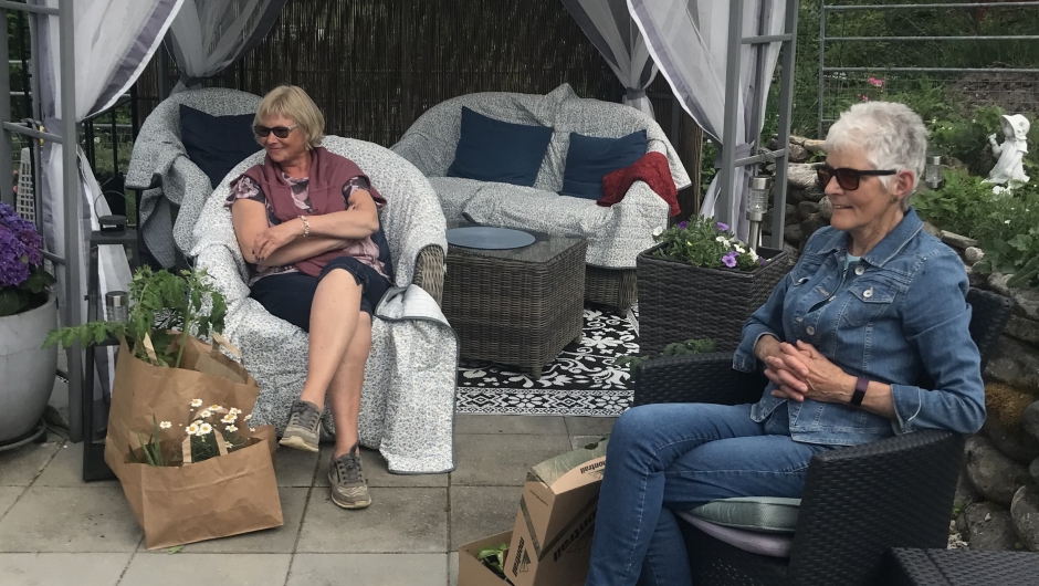 Damene som koser seg Damene som koser seg