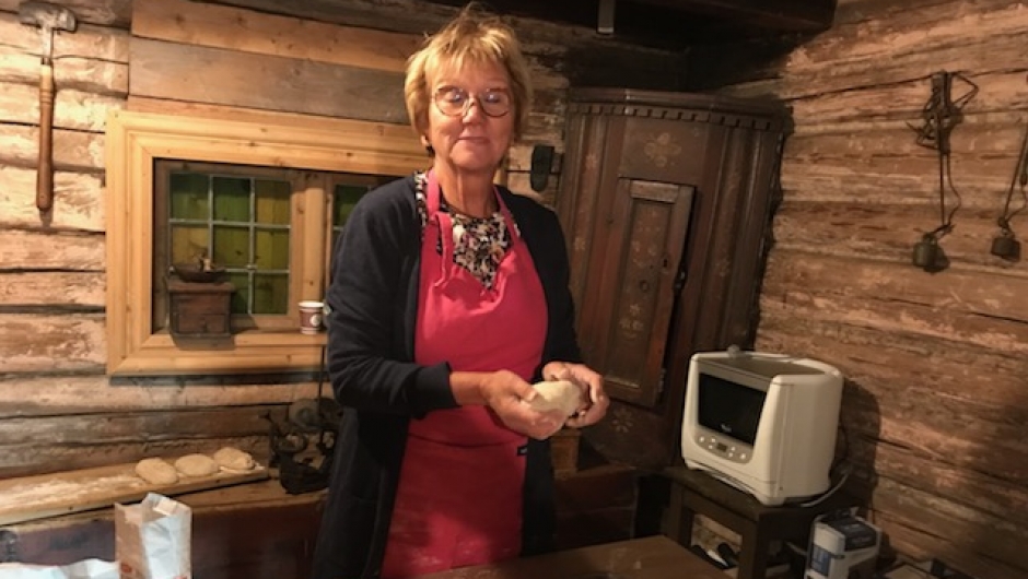 Bygdekvinner fra RBK stilte opp for å lære bort gamle baketradisjoner