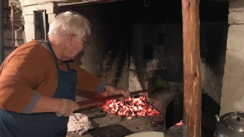 Bygdekvinner fra RBK stilte opp for å lære bort gamle baketradisjoner