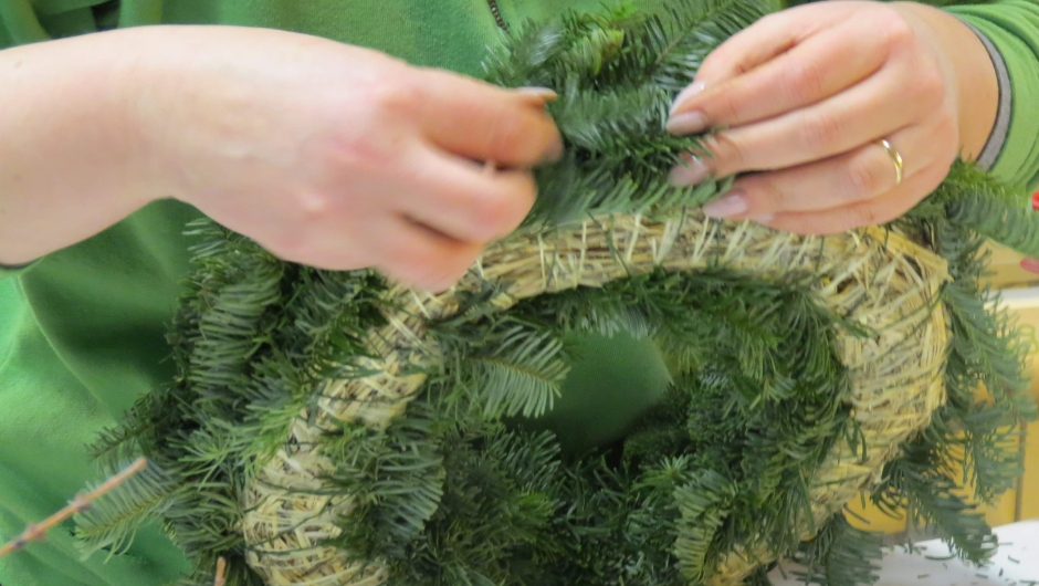 Kransen i edelgran snart ferdig Kransen i edelgran snart ferdig