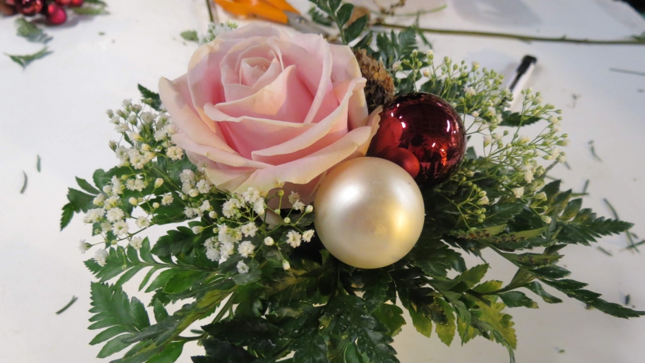 Lekker liten dekorasjon med utgangspunkt i en rose Lekker liten dekorasjon med utgangspunkt i en rose