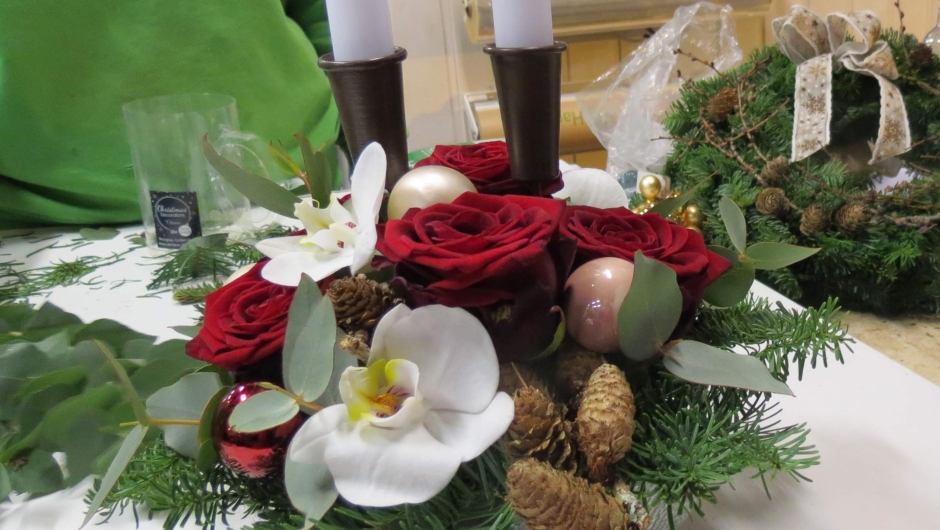 Nok en borddekorasjon - med lys, roser og orkideer Nok en borddekorasjon - med lys, roser og orkideer