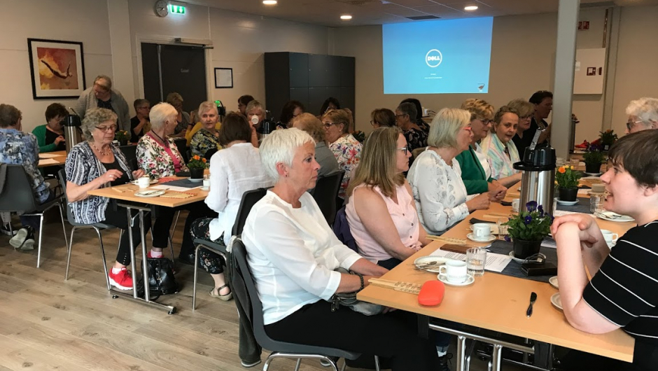 Mange som kosar seg med program og mat. Mange som kosar seg med program og mat.