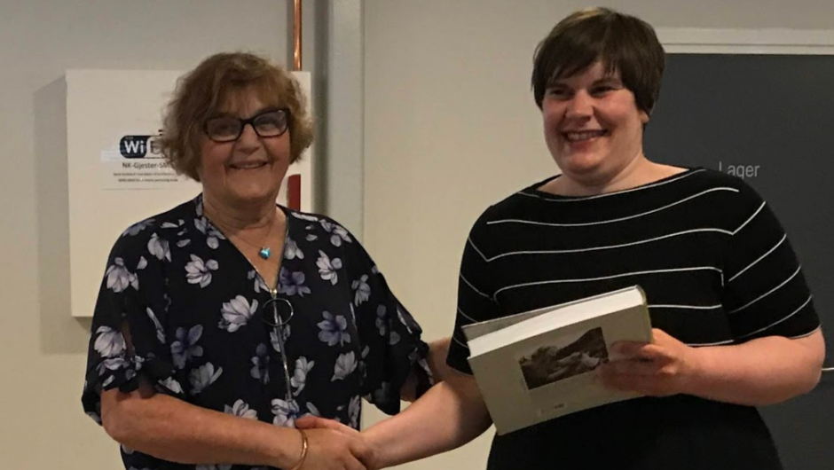 Solveig overrekte Seterboka vår til Ingrid som takk for innsatsen . Solveig overrekte Seterboka vår til Ingrid som takk for innsatsen .