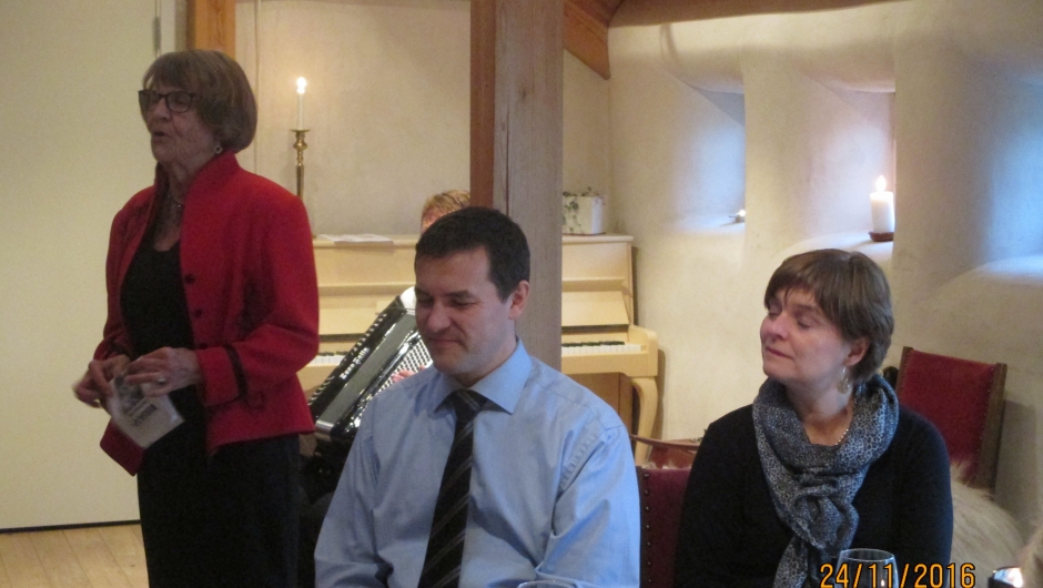 Ingegjerd Bake leste en historie. Ole Hafell og en "praktikant" fra Tromsø....