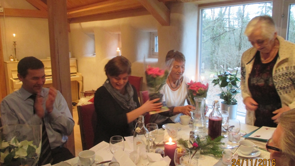 Berit Sæthre ønsket velkommen - og hun overrakte også blomster som takk for underholdning...