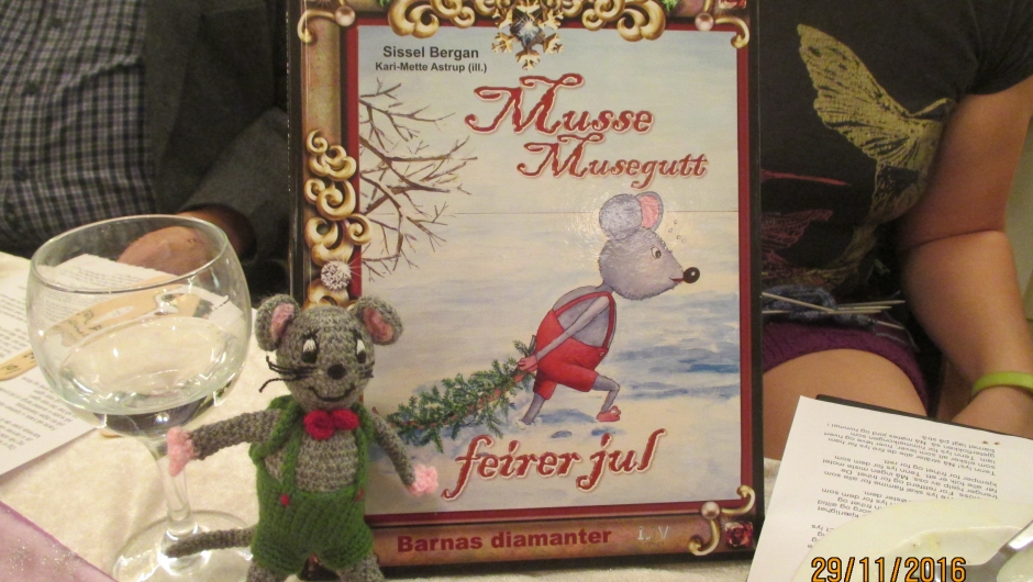 En mus og en bok med musehistorier.