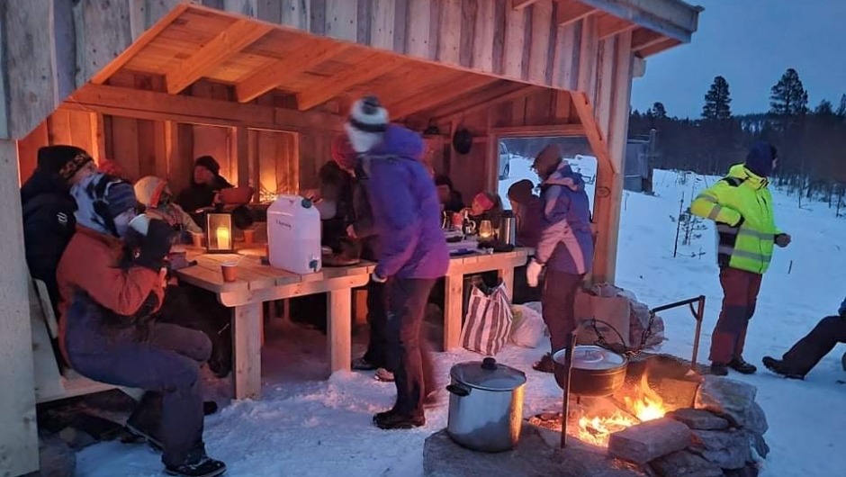 Stor gapahuk, plass til mange Stor gapahuk, plass til mange