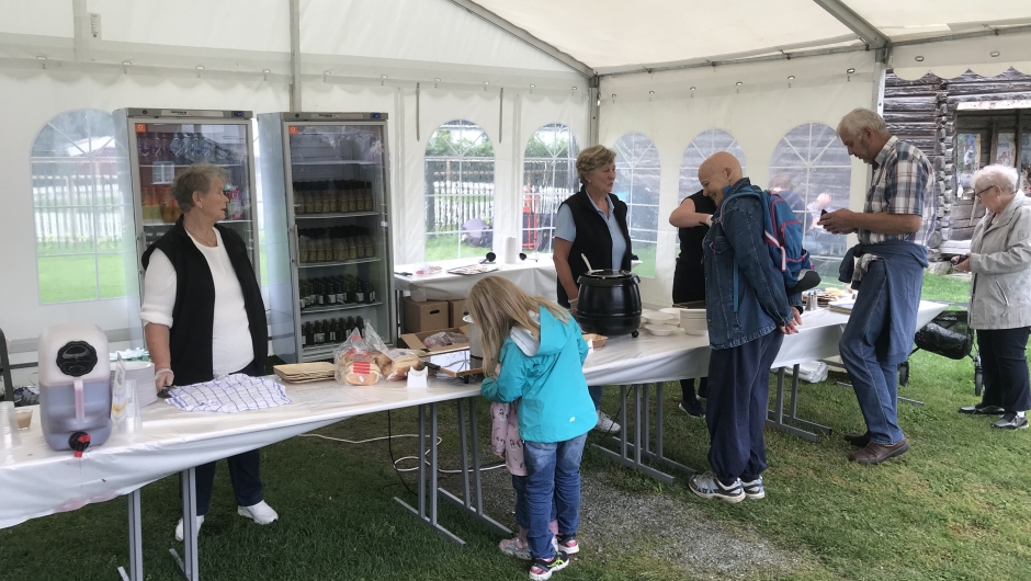 Her gikk det i både vaffel og lapskaus bygdekvinnekafe